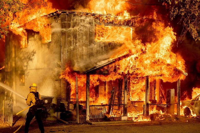 Một ngôi nhà ở thị trấn Doyle, California trong trận cháy rừng ngày 10/7. Ảnh: AP.