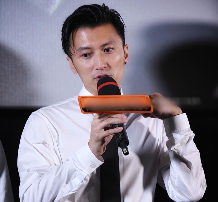 Theo Sina, Chân Tử Đan là đạo diễn chỉ đạo võ thuật cho bộ phim. Trước cảnh quay đối đầu với Tạ Đình Phong, ngôi sao võ thuật tự mình thử đập đầu vào đàn nhiều lần để đảm bảo an toàn cho đồng nghiệp. Sau khi quay xong, tài tử họ Tạ không than thở mà chia sẻ: "Chỉ cần khán giả nhìn thấy đau là được rồi".