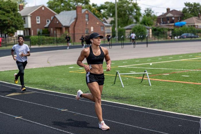 Alycia Baumgardner bén duyên với thể thao từ sớm. Vào năm 5 tuổi, cô thi đấu vật ở quê nhà Freemont, Ohio. Trong khi đó, Alycia không ngừng trau dồi thêm kiến thức về lĩnh vực thời trang qua tạp chí, phim tài liệu và nỗ lực phát triển phong cách cá nhân. 