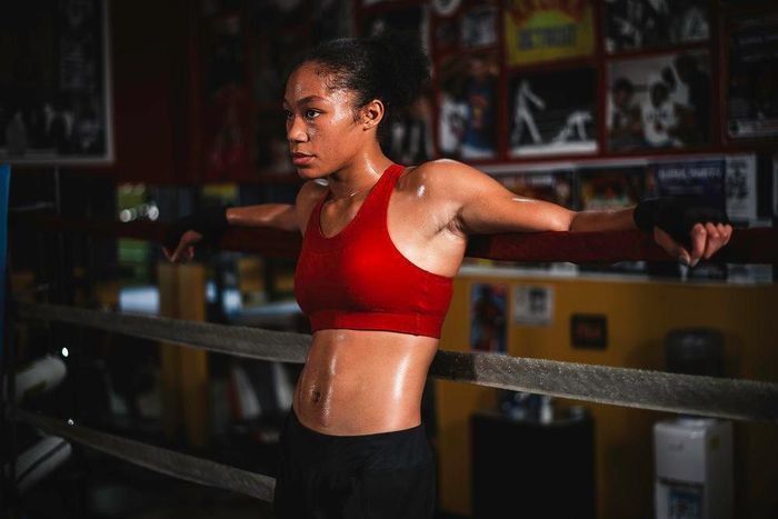  Nữ võ sĩ nói: "Nhiều người xem tôi như một tomboy vì sự nghiệp thể thao. Tuy nhiên, tôi là cô gái nữ tính. Tôi thích ăn diện, trang điểm và làm móng". Ngoài ra, Alycia nhận thấy những khía cạnh thời trang khi làm võ sĩ. Quần áo là cách thể hiện bản thân. Những bộ đồng phục thường được trang trí bằng sequins, kim cương giả... 
