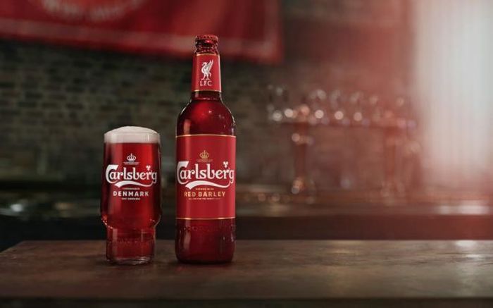 Carlsberg Red Barley mang sắc đỏ đặc trưng chính là món quà cổ vũ tinh thần cho người hâm mộ Lữ đoàn đỏ.