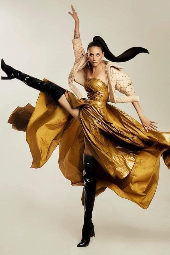 Thần sầu trên sàn catwalk song màn tạo dáng này của Võ Hoàng Yến bị chê như đang múa hay vị nữ hiệp khách nào đó đang "đi đường quyền".