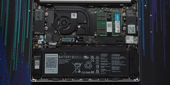  Giá trên sẽ bao gồm chiếc máy cùng 4 module USB-C mặc định. Người dùng cũng có thể mở rộng bằng các tùy chọn module chuyển đổi USB-A có giá 9 USD, hoặc Displayport, HDMI giá 19 USD. Ngoài ra để nâng cấp bộ nhớ, người dùng có thể mua thêm module SSD với giá 69 USD cho phiên bản 250 GB, 149 USD cho 1 TB. Framework cũng cung cấp các module đầu đọc thẻ nhớ có giá 19 USD. Ảnh: Linustechtips. 