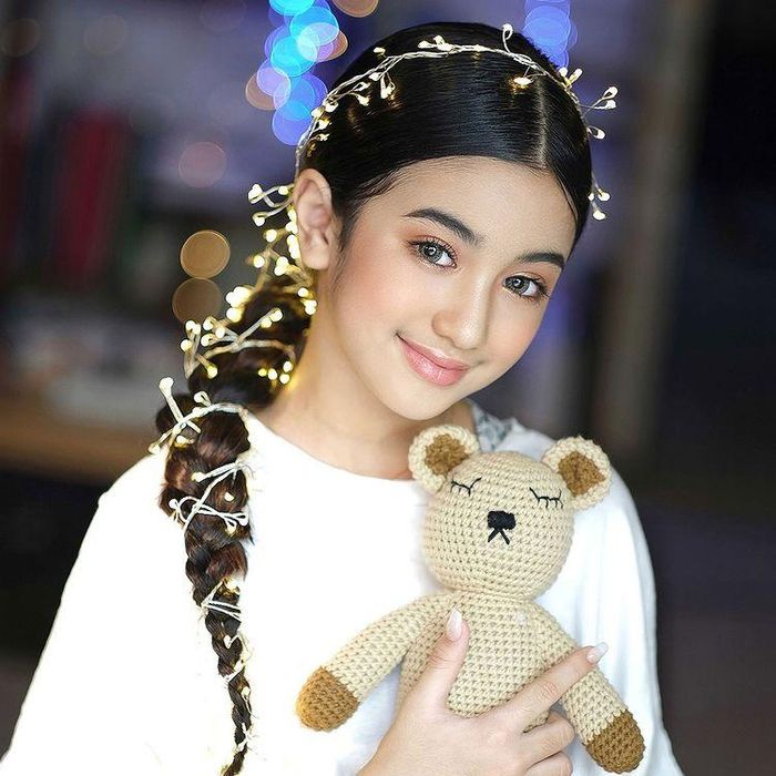  Mới đây, công chúa Campuchia gây sốt trong cộng đồng mạng Thái Lan khi cover bài hát "Kuet" của P'Bird Thongchai bằng tiếng Thái và tiếng Trung. 