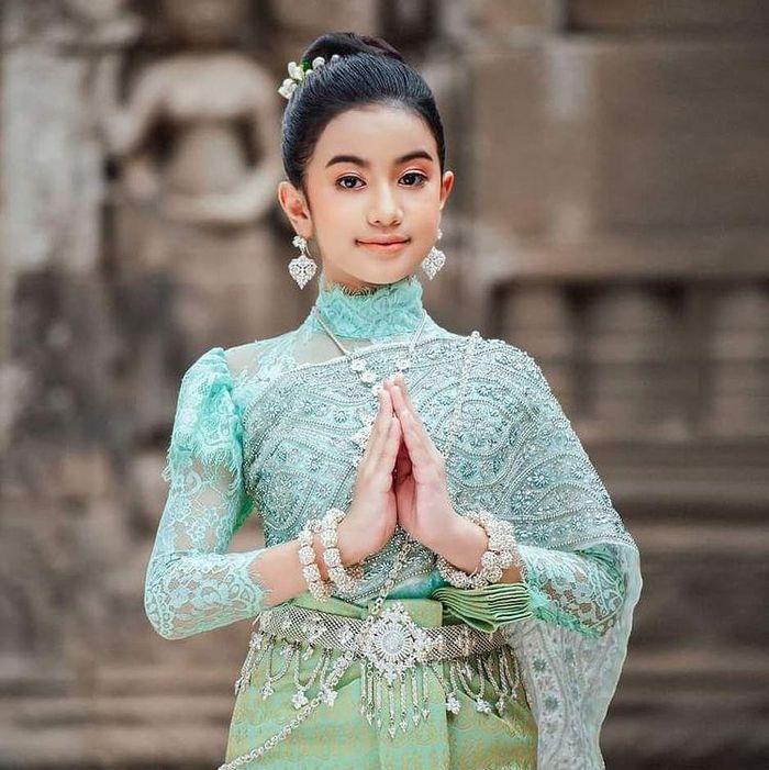  Jenna là gương mặt nổi bật trong các thành viên hoàng gia Campuchia bởi vẻ đẹp cuốn hút, gương mặt vừa ngọt ngào, thanh tú, vừa kiêu sa. Cô còn thông minh và tài năng, có thể nói được 5 thứ tiếng là Khmer, Thái Lan, Anh, Pháp, Trung Quốc. 