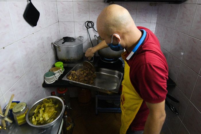  Gian bếp nhỏ chừng 10 m2 tại nhà anh Dũng trở nên tất bật kể từ khi giãn cách. "Gia đình tôi làm nghề nấu cỗ, vì dịch bệnh đã nghỉ làm. Giờ thấy mọi người vất vả, tôi xung phong trở thành đầu bếp để được góp sức mình", anh Dũng nói. 