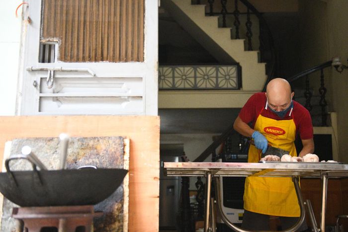  Gia đình anh Ngô Tiến Dũng (sinh sống tại phường Vĩnh Phúc) nhận làm bếp ăn. Tùy vào số suất ăn, mỗi ngày, có khoảng 2-4 người tham gia nấu. 