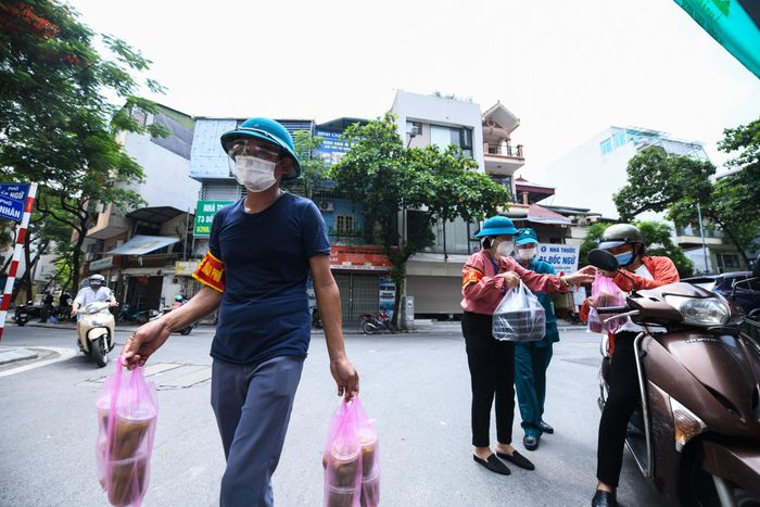  "Chào chị Linh, hôm nay chúng em được ăn món gì thế", "A, cơm ngon tới rồi"... một cán bộ vui mừng khi nhìn thầy chị Linh đưa cơm tới. 
