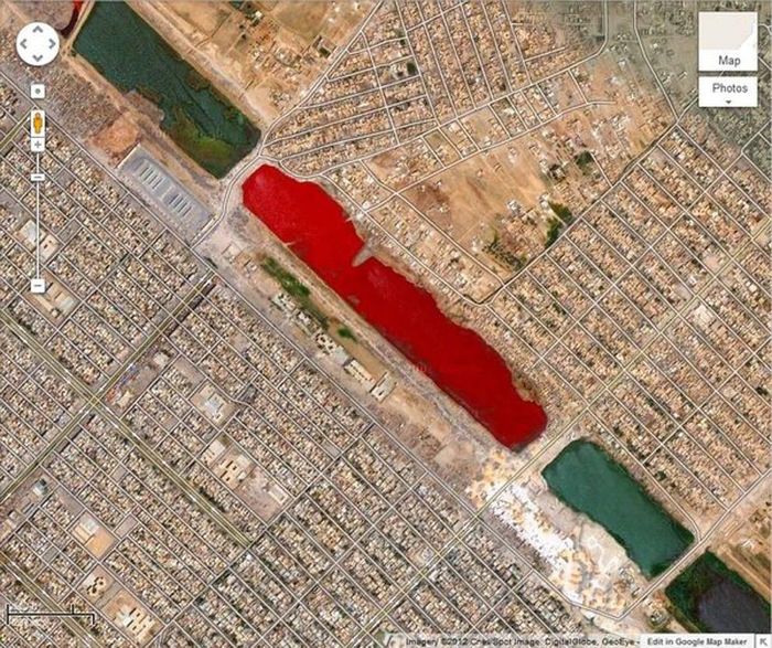 4. Hồ máu ở Iraq: Có ai ngờ được rằng một vùng nước đỏ những tưởng chỉ có trong các bộ phim khoa học viễn tưởng lại hiển hiện ngay trên Google Earth ở tọa độ 33.396157° vĩ Bắc, 44.486926° kinh Đông, ở ngoại ô thành phố Sadr, Iraq.