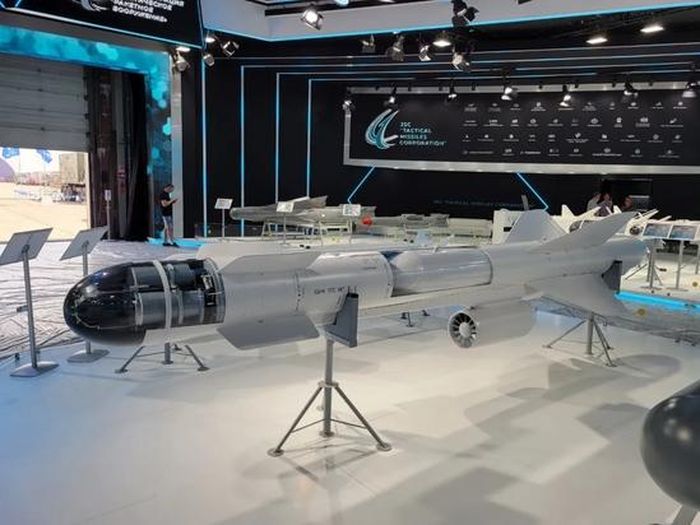 Mặc dù Kh-59MKM được trưng bày lần này, không được coi là một bản nâng cấp công nghệ cao, nhưng mục đích của nó thể hiện một hướng của vũ khí không đối đất trong những năm gần đây, đó là tăng cường khả năng xuyên sâu vào lòng đất, để có thể tiêu diệt các mục tiêu kiên cố, khó bị phá hủy như hầm ngầm, các đập nước…