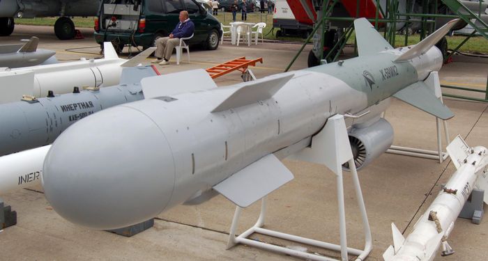 Về tên lửa Kh-59 chắc hẳn không còn xa lạ; sau khi giới thiệu dòng máy bay Su-30, Nga đã giới thiệu loại tên lửa này. Kh-59 là tên lửa tiến công mặt đất ngoài tầm nhìn; chính sự rót vốn của Trung Quốc, đã giúp Nga hoàn thiện loại tên lửa này.