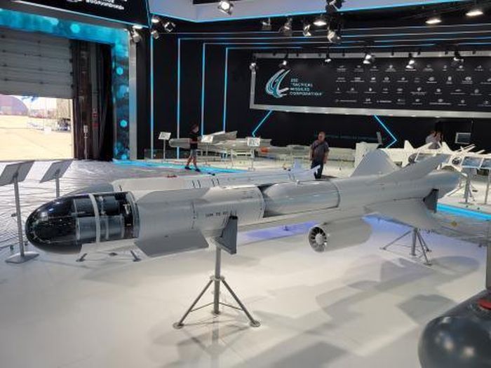 Do vậy khi quan sát tên lửa Kh-59MKM, mặc dù 4 đầu đạn nhỏ ở đầu phía trước của Kh-59MKM, dường như không nhỏ hơn nhiều so với đầu đạn xuyên chính phía sau, nhưng nó chỉ có trọng lượng bằng 1/8 trọng lượng đầu nổ chính; vì 4 đầu đạn này là 4 đầu đạn nổ lõm, áp dụng theo nguyên lý nổ hình phễu ngược.