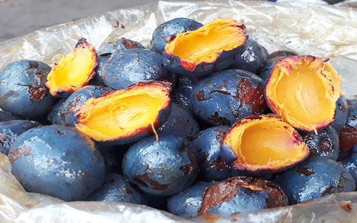 Tuy nhiên, mấy năm gần đây, quả cọ đen nhẻm lại trở thành đặc sản được săn lùng ở thành phố vì hương vị bùi bùi, lạ miệng.