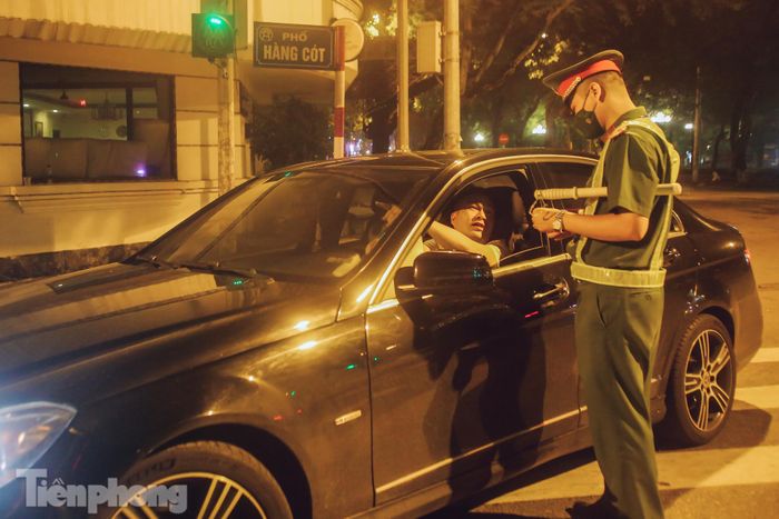 Theo quan sát của PV, các phương tiện di chuyển qua chốt vào thời điểm đêm khuya đều chấp hành, tuân thủ sự kiểm tra của lực lượng chức năng.