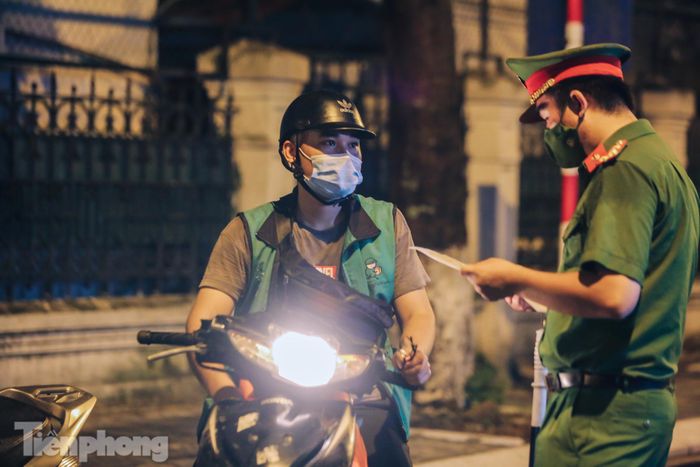 Trong đó, 111 trường hợp không đeo khẩu trang nơi công cộng bị xử phạt 184 triệu đồng. 384 hành vi vi phạm khác liên quan phòng, chống dịch COVID-19 (không thực hiện biện pháp cách ly; tập trung đông người nơi công cộng; ra khỏi nhà khi không cần thiết; đeo khẩu trang không đúng quy cách...) bị xử phạt tổng số tiền gần 643 triệu đồng.