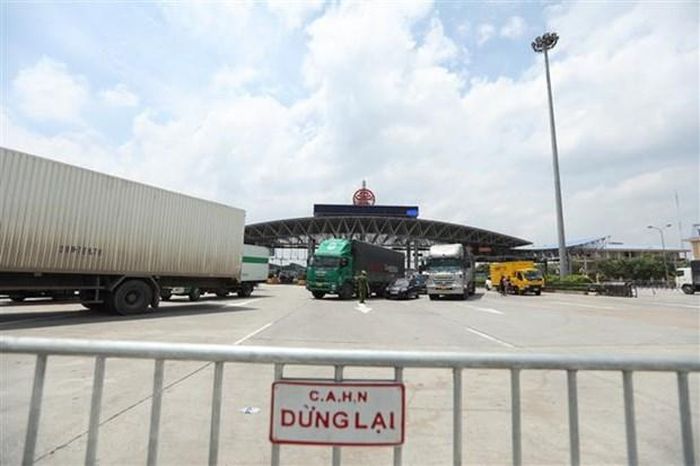 Tại chốt kiểm soát Pháp Vân-Cầu Giẽ, lực lượng chức năng dựng hàng rào kiểm soát phượng tiện trong ngày đầu thực hiện Chỉ thị 17 của UBND thành phố Hà Nội. (Ảnh: Minh Quyết/TTXVN)