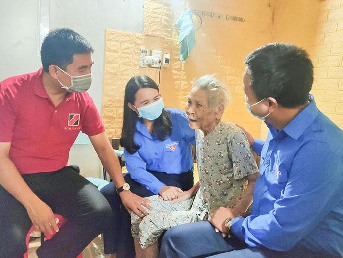 Bí thư Tỉnh đoàn, Chủ tịch Hội LHTN Việt Nam tỉnh Trần Thị Thu thăm hỏi, động viên Bà mẹ Việt Nam anh hùng - Ảnh: T.L