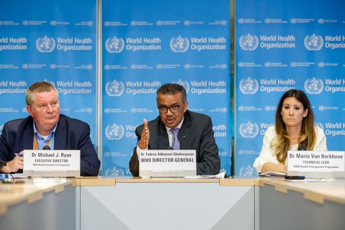 (Từ trái sang phải) Giám đốc về tình trạng khẩn cấp của WHO Michael Ryan, Tổng giám đốc WHO Tedros Adhanom Ghebreyesus, và trưởng nhóm kỹ thuật về Covid-19 của WHO Maria van Kerkhove. Ảnh: AP.