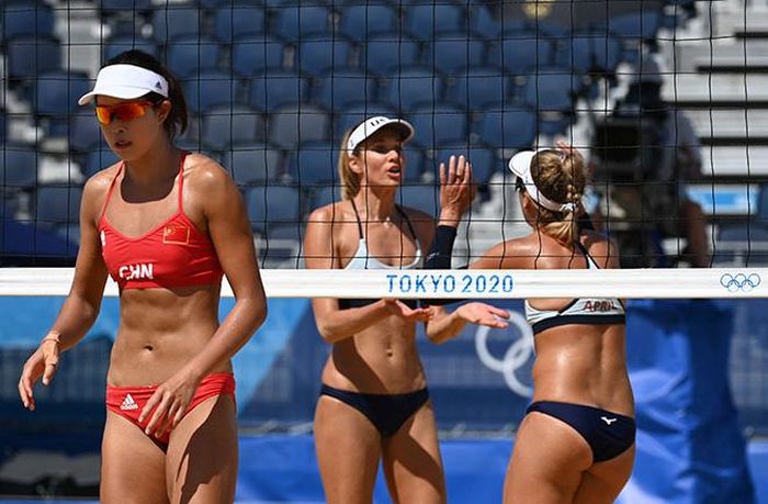Các VĐV bóng chuyền nữ vẫn mặc bikini thi đấu