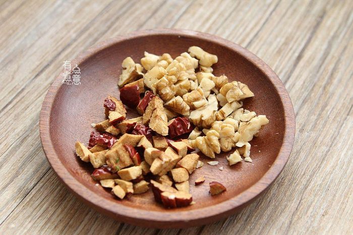 Thực tế táo đỏ và óc chó có thể thay bằng bất cứ loại hạt nào bạn thích, như hạnh nhân, hạt sô cô la chip...