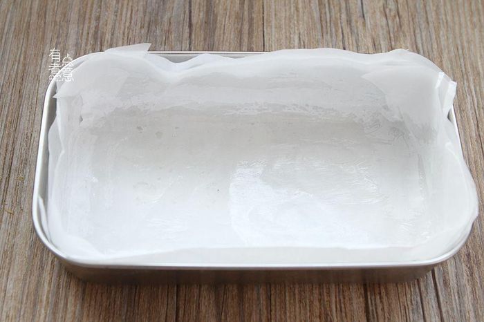 Vậy là coi như xong rồi đấy các bạn ạ! Chúng ta trải giấy nến, có thể quét lớp dầu mỏng ở trên, đổ bánh vào.