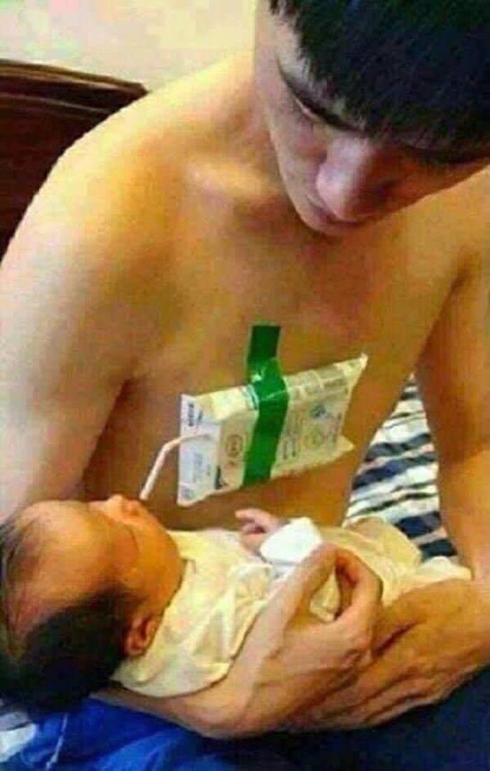 Mẹ yên tâm vắng nhà, bố vẫn cho con bú sữa bình thường.