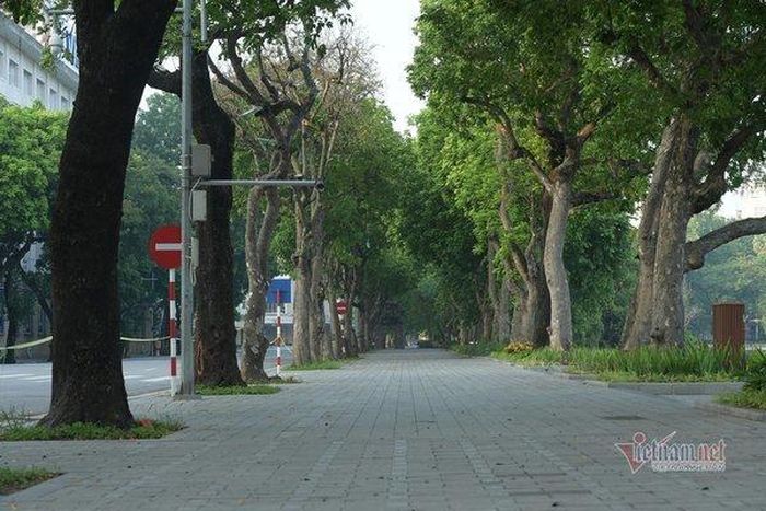 Bờ Hồ vắng vẻ trong những ngày giãn cách 