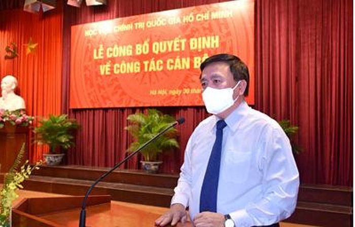 GS,TS. Nguyễn Xuân Thắng, Ủy viên Bộ Chính trị, Giám đốc Học viện Chính trị quốc gia Hồ Chí Minh phát biểu giao nhiệm vụ cho đồng chí Phạm Minh Sơn.