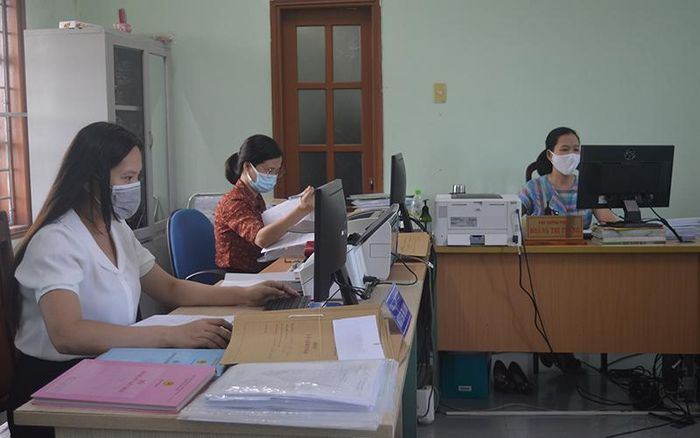  Cán bộ Sở Tư pháp đối chiếu, kiểm tra dữ liệu hộ tịch - Ảnh: L.T 