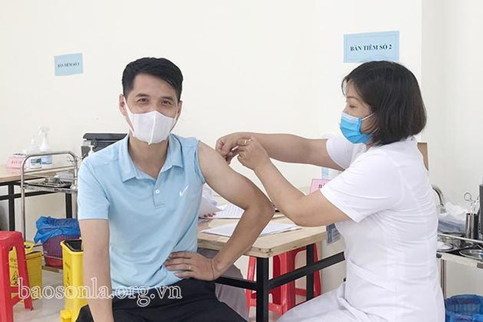 Tiêm vắc-xin phòng dịch COVID-19.