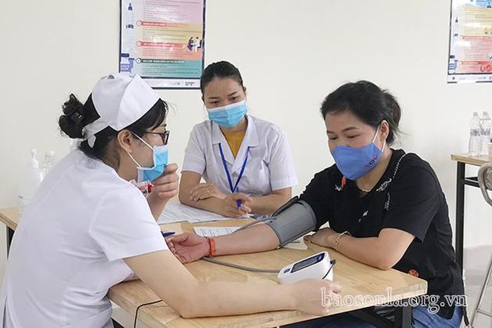 Khám sàng lọc cho các đối tượng trước khi tiêm vắc-xin.
