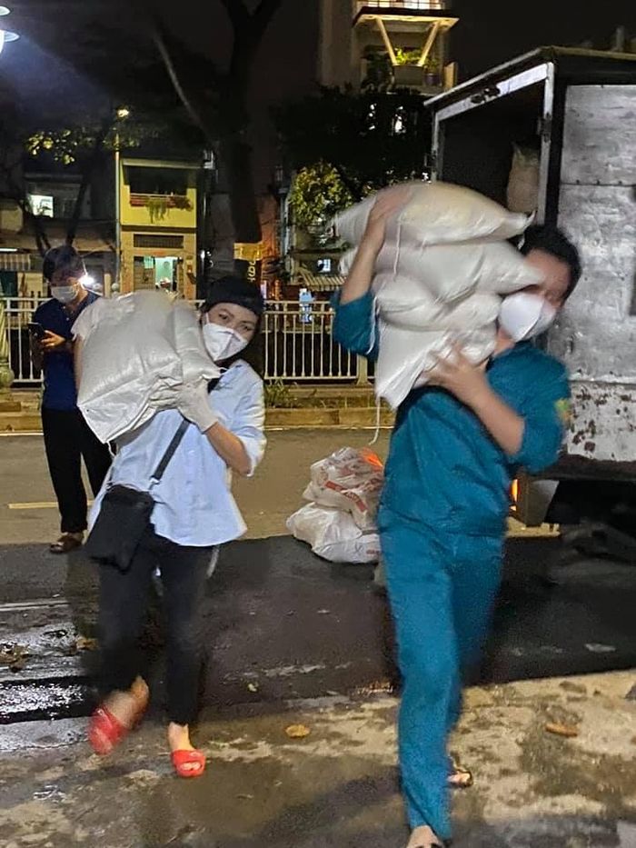 Khuân vác như cánh mày râu