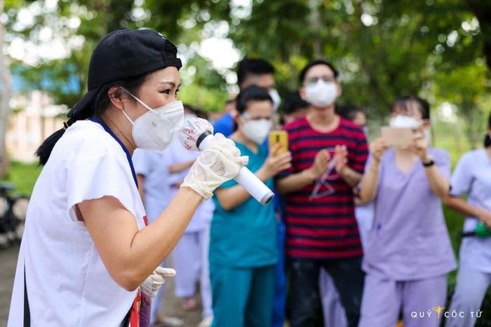 Không quản ngại gian khó, "người vận chuyển" Phương Thanh vẫn luôn lạc quan, hành động và đem lời ca tiếng hát để lan tỏa năng lượng tích cực tới mọi người