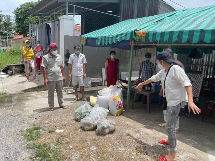 Đem gạo, rau củ quả tới cho người dân bị ảnh hưởng bởi dịch COVID-19