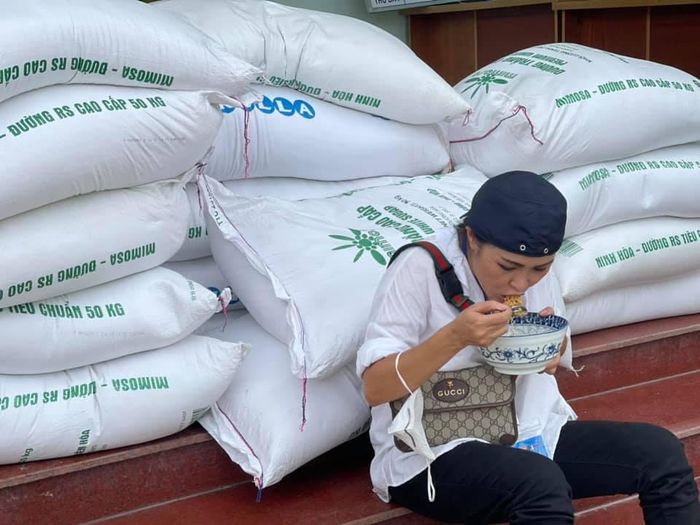 Tranh thủ với bát mì tôm