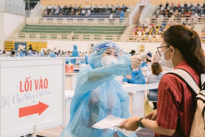 Phương Thanh làm tình nguyện viên hỗ trợ các y bác sĩ tiêm vắc-xin phòng COVID-19 cho người dân (đầu tháng 7/2021)