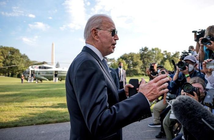  Tổng thống Joe Biden phát biểu với truyền thông bên ngoài Nhà Trắng ngày 30/7. Ảnh: Reuters. 