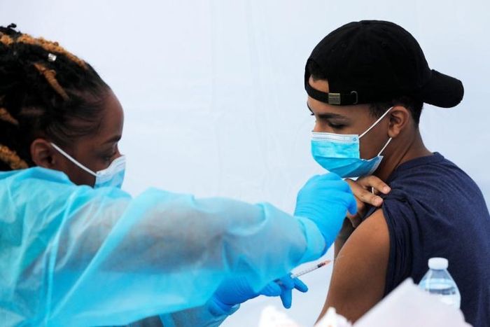  Một người tiêm vaccine Pfizer ở New York, Mỹ. Ảnh: Reuters. 