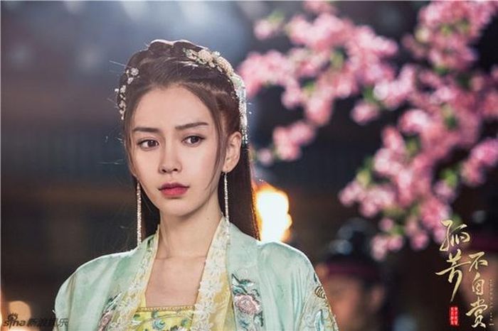 Theo ý kiến của khán giả trên Sina, tạo hình cổ trang của Angelababy ấn tượng và thu hút. Cô từng tham gia nhiều dự án phim cổ trang như Cô Phương bất tự thưởng, Vân trung ca...