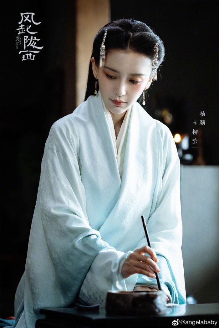 Ngày 1/8, Sina đưa tin, Angelababy đăng tải hình ảnh đóng máy bộ phim Phong khởi Lũng Tây. Tạo hình nhân vật và trang phục của nữ diễn viên được khen thanh tao, khí chất.