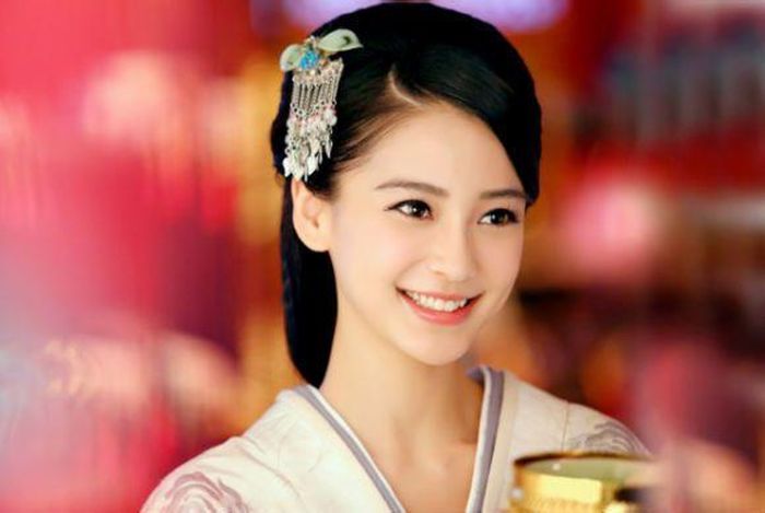 Tuy nhiên, hạn chế của cô lại ở diễn xuất. Nữ diễn viên thường xuyên bị nhận xét là “bình hoa di động”, lối diễn một màu, không cảm xúc. Angelababy còn bị phê phán khi thường xuyên vắng mặt trên phim trường và lạm dụng diễn viên đóng thế.