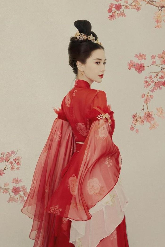 Đây không phải là lần đầu Angelababy được khen ngợi về tạo hình cổ trang. Trong một lần tham gia sự kiện, nữ diễn viên sinh năm 1989 diện cổ trang màu đỏ, được ví giống một tân nương rực rỡ.