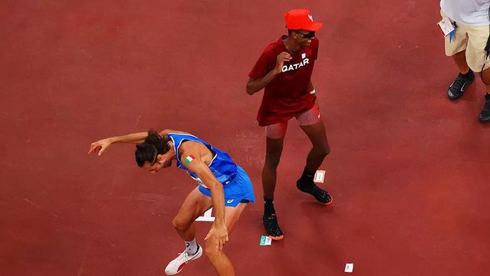 Tamberi (áo xanh) và Barshim chia sẻ HCV nhảy cao nam