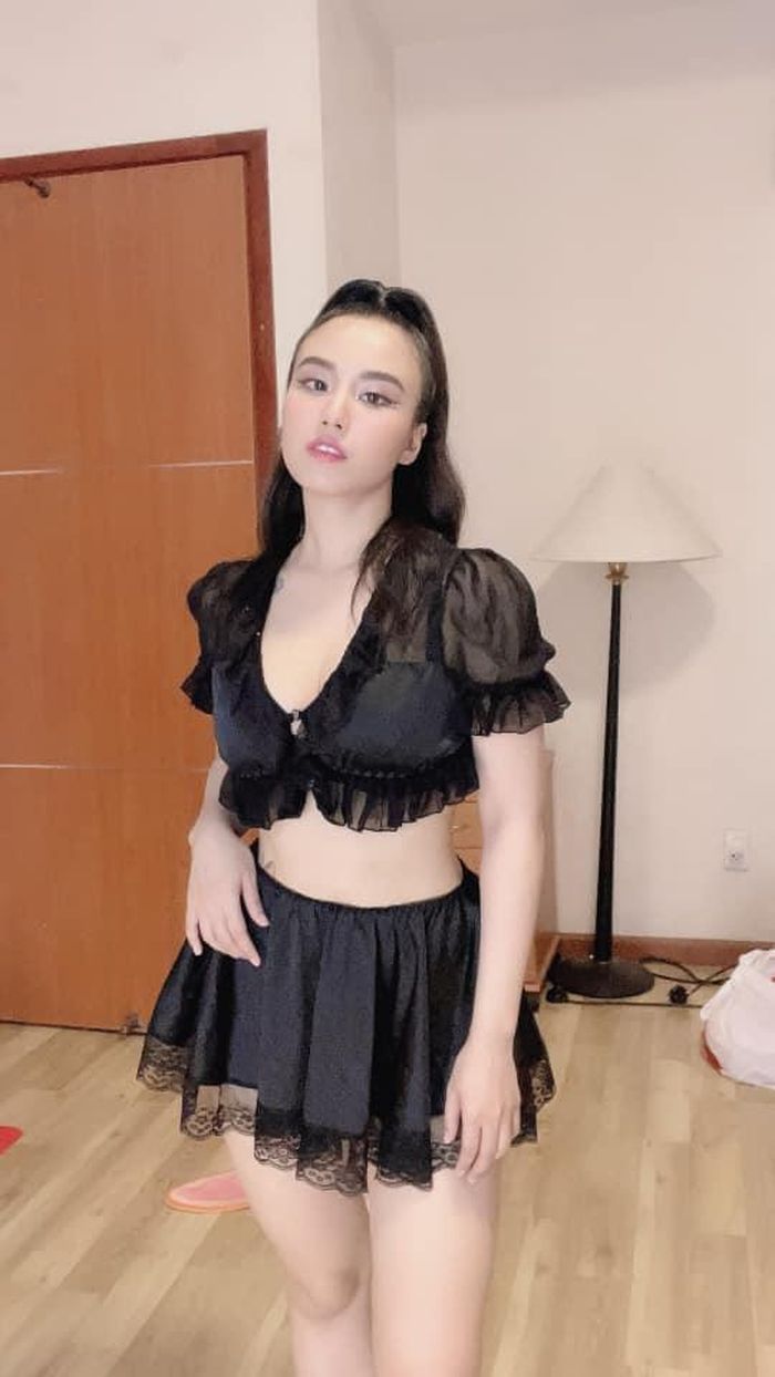 Sau những ồn ào đời tư đó, ở hiện tại, Linh Miu vẫn chọn phong cách thời trang gợi cảm, nóng bỏng với những bộ trang phục thiếu vải, khoe 3 vòng căng tràn. Ảnh: FBNV