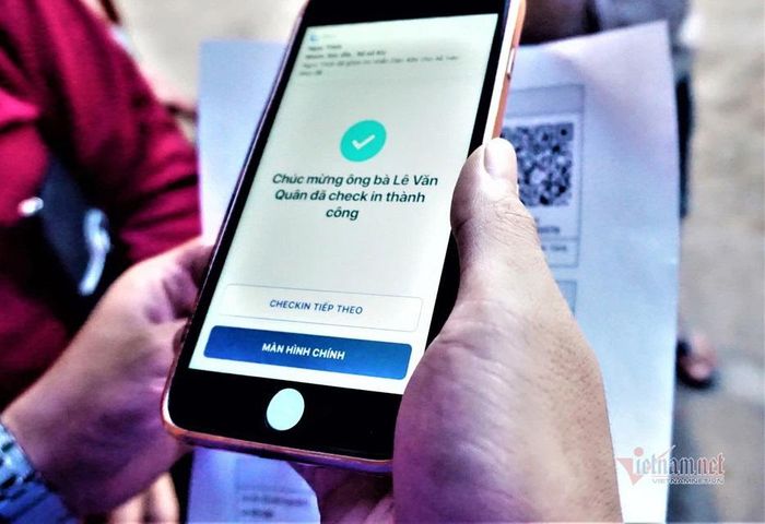 Người dân Đà Nẵng đã có thói quen đi chợ bằng thẻ mã QR Code. Ảnh: Hồ Giáp