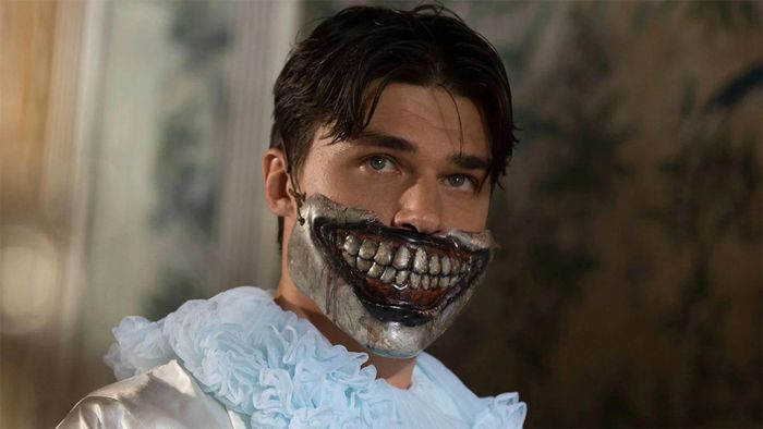 Hai series ăn khách là Bridgerton và American Horror Story đều tạm ngừng sản xuất vì có thành viên mắc Covid-19.