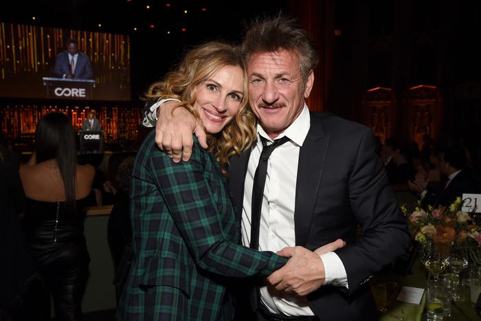  Sean Penn tuyên bố không trở lại phim trường Gaslit cho đến khi toàn bộ nhân viên được tiêm ngừa đầy đủ. 