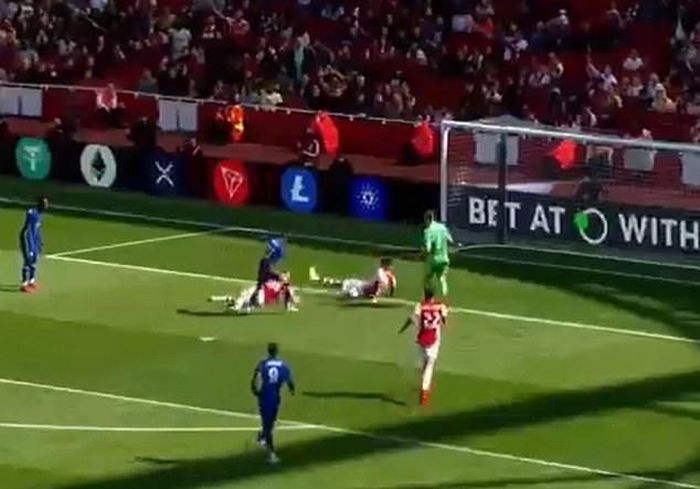 Tình huống White lăn xả, cản phá cú sút của Ziyech giúp Arsenal thoát khỏi một bàn thua. Ảnh: Chụp màn hình.