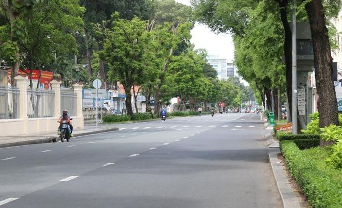 Đường Nguyễn Thị Minh Khai, đoạn qua Quận 3 vắng vẻ trong ngày thực hiện Chỉ thị 16/CT-TTg của Thủ tướng Chính phủ. Ảnh: Trần Xuân Tình - TTXVN
