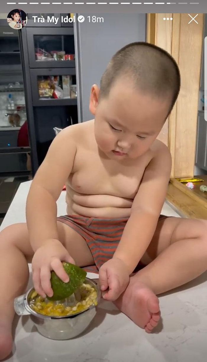 Nhưng em cũng cho thấy mình là một cậu bé "tay làm hàm nhai" chứ đâu phải mỗi biết mở tủ lạnh